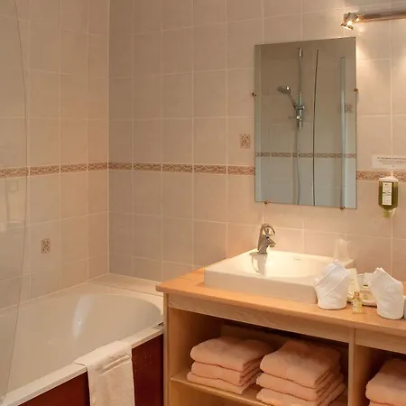 Szálloda Logis Restaurant Neuhauser 3*